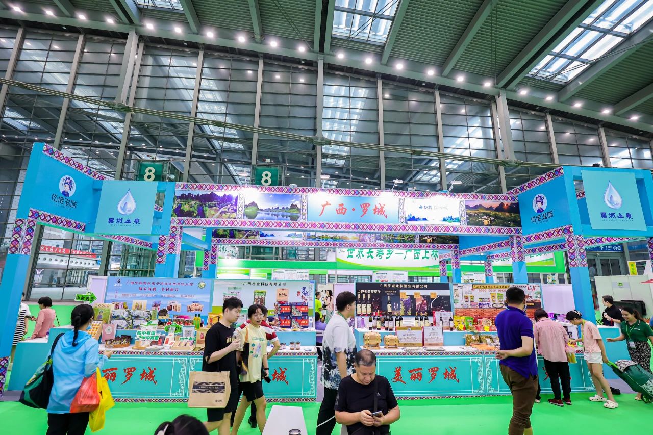 【展團(tuán)風(fēng)采】品牌引領(lǐng)，助力鄉(xiāng)村振興！廣西羅城縣“仫佬滋味”精彩亮相第九屆深圳綠博會(huì)