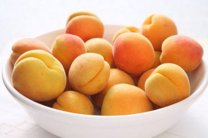 水果的種類有很多，杏子是其中一種。杏子大家都愛吃，酸甜可口，而且營(yíng)養(yǎng)物質(zhì)很豐富，它可以有促進(jìn)食欲的作用。那么吃杏子有哪些好處?適宜哪些人群?